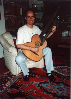  Andreas Stevens mit Reisinger-Gitarre  