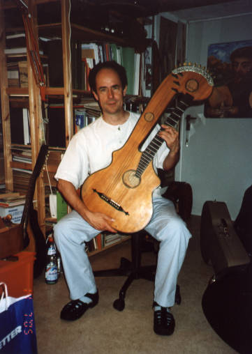  Andreas Stevens mit Bogen-Gitarre  